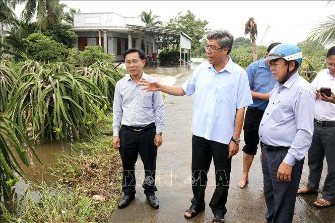 Ông Nguyễn Minh (thứ hai, từ trái sang), Phó Chủ tịch UBND tỉnh Lâm Đồng kiểm tra khu vực ngập lụt tại xã Tuyên Quang. Ảnh: Nguyễn Thanh –TTXVN
