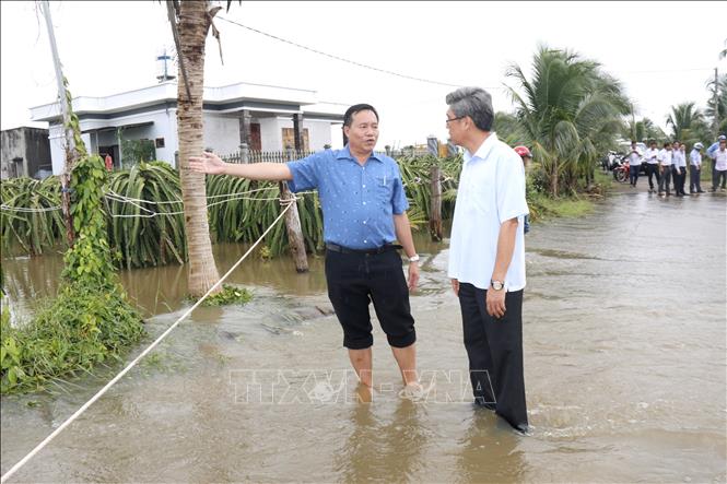 Ông Nguyễn Minh (bên phải), Phó Chủ tịch UBND tỉnh Lâm Đồng kiểm tra khu vực ngập lụt tại xã Tuyên Quang. Ảnh: Nguyễn Thanh –TTXVN