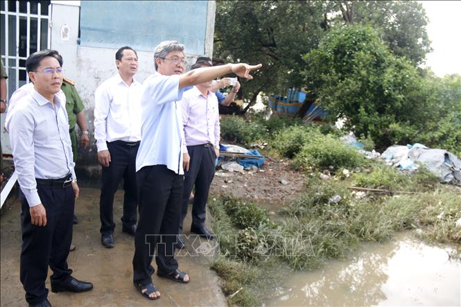 Đoàn công tác UBND tỉnh Lâm Đồng kiểm tra khu vực ngập lụt tại phường Bình Thuận. Ảnh: Nguyễn Thanh –TTXVN