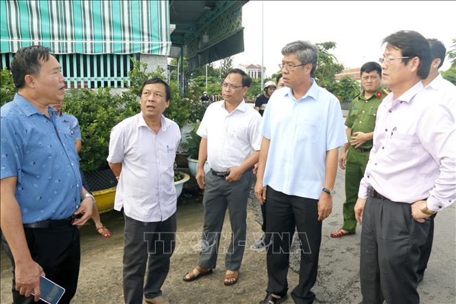 Ông Nguyễn Minh (thứ hai, từ phải sang), Phó Chủ tịch UBND tỉnh Lâm Đồng nghe báo cáo về khu vực ngập lụt tại phường Bình Thuận. Ảnh: Nguyễn Thanh –TTXVN