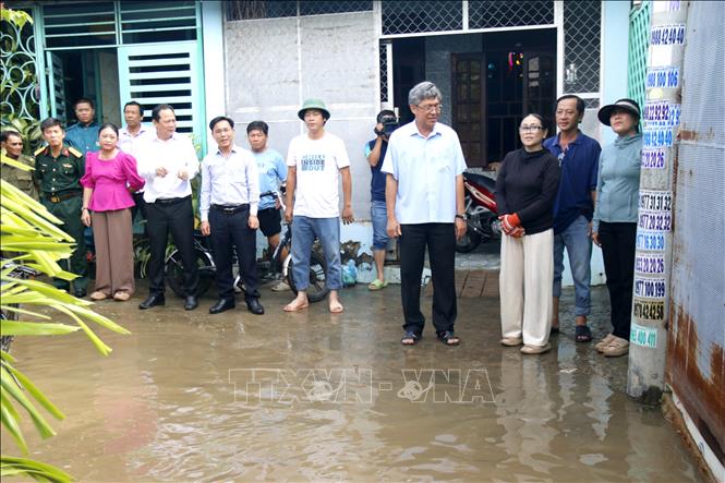 Đoàn công tác UBND tỉnh Lâm Đồng thăm hỏi, động viên người dân phường Bình Thuận bị thiệt hại do mưa lũ. Ảnh: Nguyễn Thanh –TTXVN