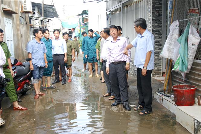 Đoàn công tác UBND tỉnh Lâm Đồng kiểm tra khu vực ngập lụt tại phường Bình Thuận. Ảnh: Nguyễn Thanh –TTXVN