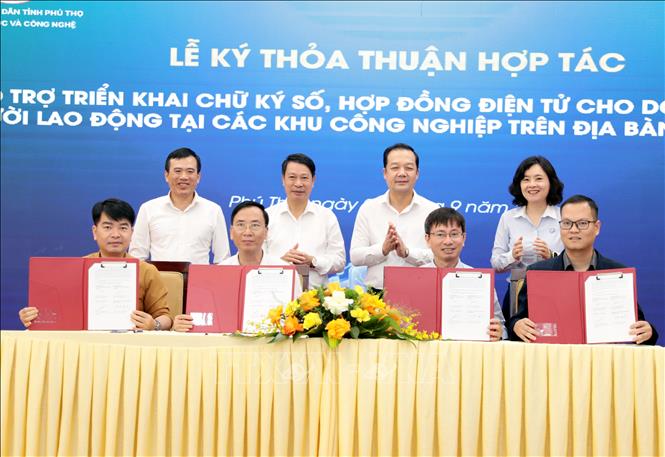 Lãnh đạo NEAC, Sở KH&CN Phú Thọ, Ban Quản lý các Khu công nghiệp tỉnh Phú Thọ, đại diện Cộng đồng CA công cộng ký kết biên bản thoả thuận Hỗ trợ triển khai chữ ký số, hợp đồng điện tử cho doanh nghiệp, người lao động tại các Khu công nghiệp trên địa bàn tỉnh. Ảnh: Tạ Toàn - TTXVN