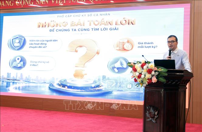 Đại diện Trung tâm Chứng thực điện tử quốc gia trình bày tổng quan về chữ ký số, vai trò, lợi ích, giá trị pháp lý của chữ ký số trong bảo đảm an toàn giao dịch điện tử. Ảnh: Tạ Toàn - TTXVN