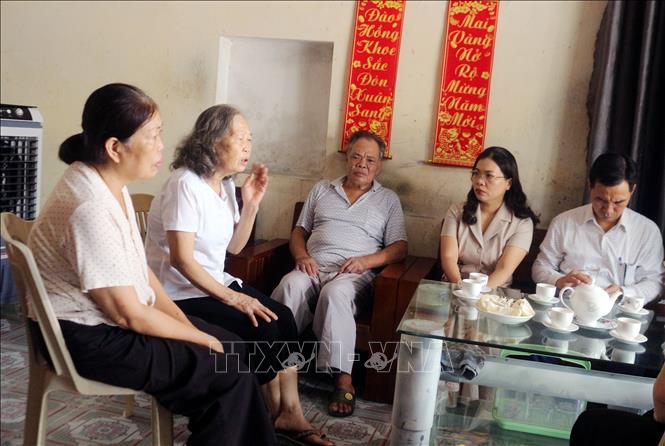 Bà Đinh Thị Lịch không khỏi xúc động và tự hào khi nhắc về người chị gái, Liệt sĩ Đinh Thị Tâm. Ảnh: Nguyễn Chinh - TTXVN