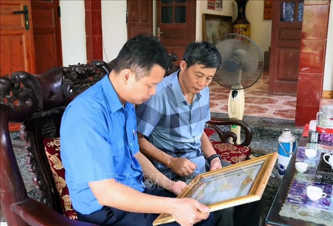 Ông Nguyễn Đình Tuế, em ruột Liệt sĩ Nguyễn Thị Oánh, kể lại những ký ức đầy tự hào về người chị gái. Ảnh: Nguyễn Chinh - TTXVN