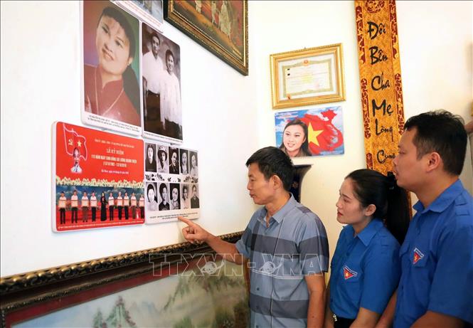 Gia đình lưu giữ nhiều hình ảnh về Liệt sĩ Nguyễn Thị Oánh, hy sinh ngày 9/10/1966, tại trận địa pháo phòng không Lam Hạ như một cách nhắc nhớ và tự hào về chị. Ảnh: Nguyễn Chinh-TTXVN