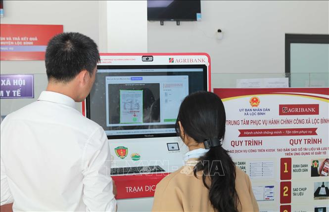 Người dân xã Lộc Bình, tỉnh Lạng Sơn thực hiện thủ tục hành chính qua “Trạm dịch vụ công số”. Ảnh: Quang Duy – TTXVN