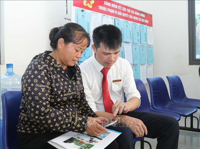 Người dân xã Lộc Bình được hướng dẫn sử dụng các tiện ích di động trên các nền tảng số. Ảnh: Quang Duy – TTXVN