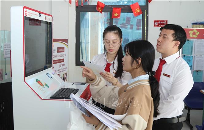 Người dân xã Lộc Bình thực hiện thủ tục hành chính qua “Trạm dịch vụ công số” tại Trung tâm phục vụ hành chính công xã. Ảnh: Quang Duy – TTXVN