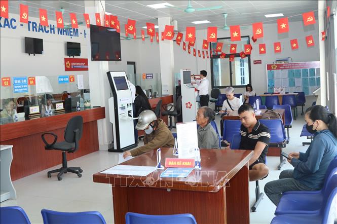Người dân chờ làm thủ tục hành chính tại Trung tâm phục vụ hành chính công xã Lộc Bình, tỉnh Lạng Sơn
Ảnh: Quang Duy – TTXVN