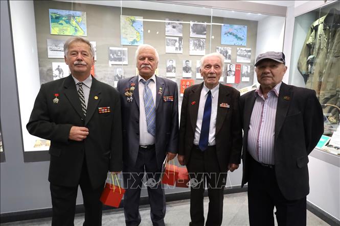 Các chuyên gia quân sự Belarus tại góc triển lãm về Việt Nam của bảo tàng Lịch sử chiến tranh vệ quốc vĩ đại của Belarus. Ảnh: Văn Hiếu - PV TTXVN tại Nga