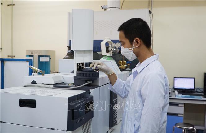 Hoạt động nghiên cứu khoa học tại Viện Công nghệ vật liệu tiên tiến Đại học Quốc gia Thành phố Hồ Chí Minh. Ảnh: Thu Hoài - TTXVN