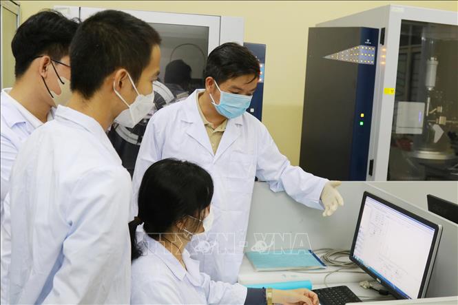 Hoạt động nghiên cứu khoa học tại Viện Công nghệ vật liệu tiên tiến Đại học Quốc gia Thành phố Hồ Chí Minh. Ảnh: Thu Hoài - TTXVN
