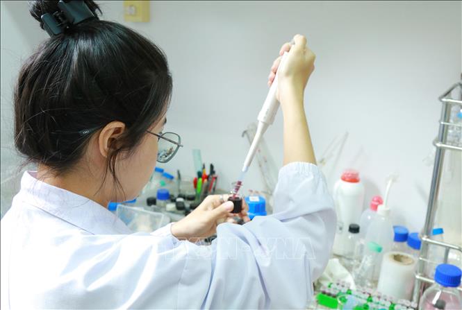 Hoạt động nghiên cứu tại Phòng thí nghiệm công nghệ Nano, Trung tâm Nghiên cứu triển khai Khu Công nghệ cao Thành phố Hồ Chí Minh. Ảnh: Thu Hoài - TTXVN