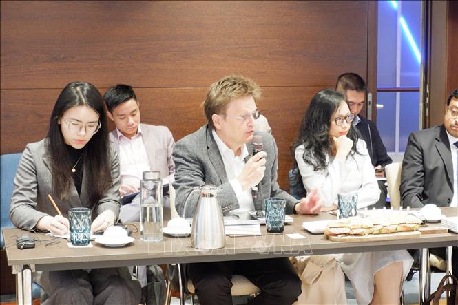 Đại diện doanh nghiệp nước ngoài phát biểu tại Tọa đàm. Ảnh: Thuỳ Linh - PV TTXVN tại Đức