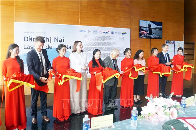 Các đại biểu cắt băng khai mạc triển lãm. Ảnh: Trịnh Bang Nhiệm - TTXVN