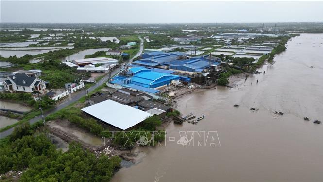 Mưa dông kéo dài đã làm khoảng 19.500 m đường giao thông, đê bao bị ngập sâu trong nước, 50 m bờ sông và đê sông bị sạt lở. Ảnh: Huỳnh Anh - TTXVN