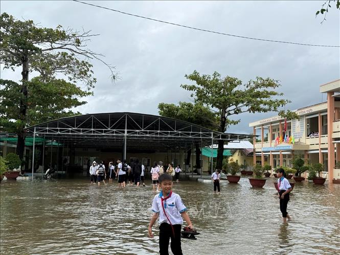 Mưa dông kéo dài gây ngập làm ảnh hưởng lớn đến sống, sinh hoạt của người dân tỉnh Cà Mau. Ảnh: Huỳnh Anh - TTXVN