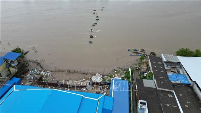 Mưa dông kéo dài đã làm khoảng 19.500 m đường giao thông, đê bao bị ngập sâu trong nước, 50 m bờ sông và đê sông bị sạt lở. Ảnh: Huỳnh Anh - TTXVN