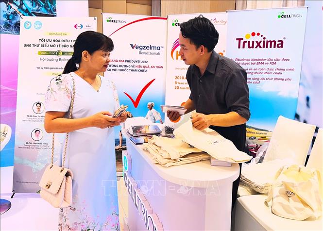 Nhiều giải pháp, công nghệ trong lĩnh vực ung bướu được giới thiệu tại sự kiện. Ảnh: Ánh Tuyết - TTXVN
