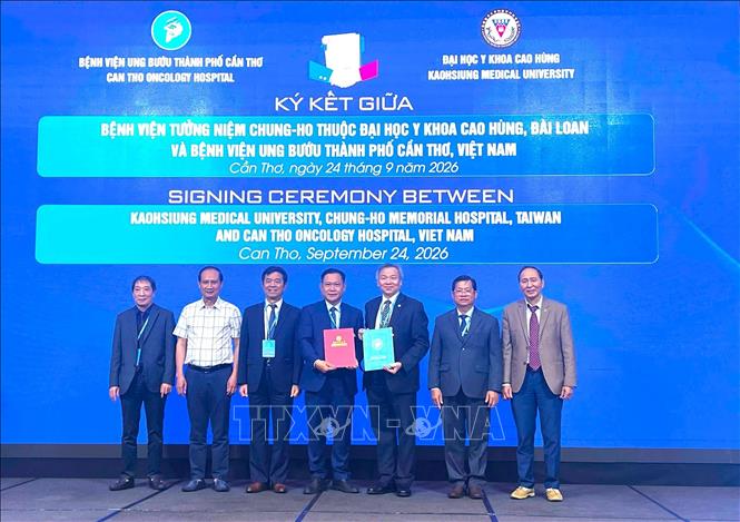 Lễ ký kết hợp tác giữa Bệnh viện Tưởng niệm Chung-Ho, Đại học Y khoa Cao Hùng (Đài Loan, Trung Quốc) và Bệnh viện Ung bướu thành phố Cần Thơ. Ảnh: Ánh Tuyết - TTXVN