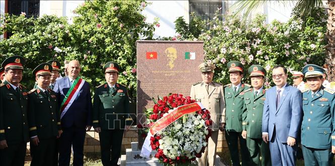 Đại tướng Nguyễn Trọng Nghĩa và Đoàn đại biểu cấp cao QĐND Việt Nam đặt hoa tại Bia tưởng niệm Chủ tịch Hồ Chí Minh ở thủ đô Algiers. Ảnh: Mạnh Hùng - PV TTXVN tại Algeria