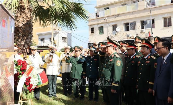 Đại tướng Nguyễn Trọng Nghĩa và Đoàn đại biểu cấp cao QĐND Việt Nam thành kính dâng hoa, tưởng nhớ công lao to lớn của Chủ tịch Hồ Chí Minh. Ảnh: Mạnh Hùng - PV TTXVN tại Algeria 