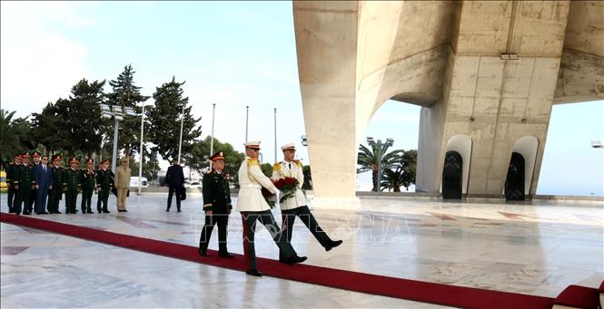 Đại tướng Nguyễn Trọng Nghĩa đặt vòng hoa tại Đài tưởng niệm liệt sĩ Algeria. Ảnh: Mạnh Hùng - PV TTXVN tại Algeria