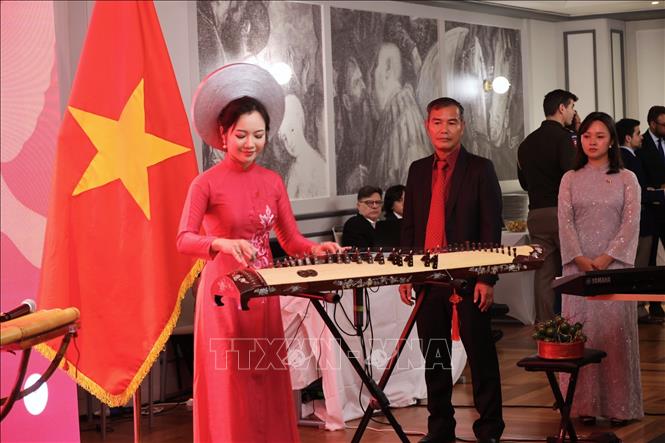 Nghệ sĩ Minh Trang đến từ Pháp tham gia biểu diễn tại sự kiện. Ảnh: Việt Hải - PV TTXVN tại Italy 