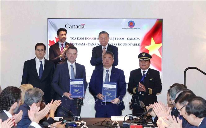 Tổng Bí thư, Chủ tịch nước Tô Lâm chứng kiến lễ trao các văn kiện hợp tác giữa doanh nghiệp hai nước. Ảnh: Thống Nhất – TTXVN