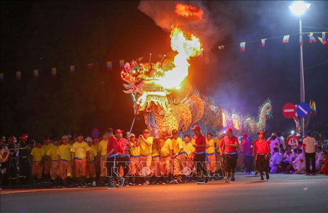 The over 30m-long fire-breathing Incense Dragon is one of the unique features of the Hoi Yen Dieu Tri Cung Festival. VNA Photo: Giang Phương