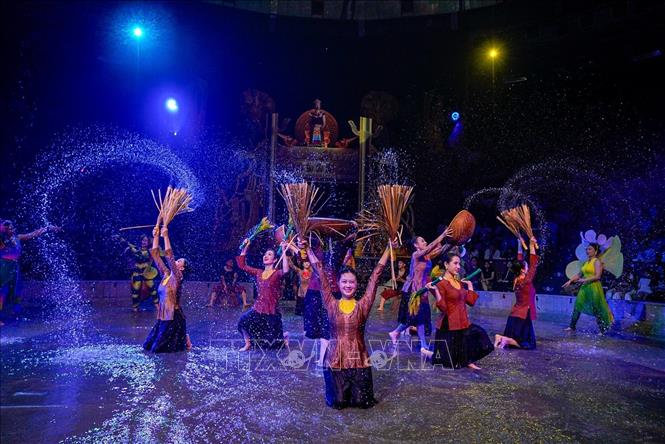 “Sơn Thần Thủy Quái” được phát triển như một vở xiếc sân khấu quy mô lớn, trong đó các tiết mục không đứng độc lập mà được kết nối thành một mạch xuyên suốt. Ảnh: Khánh Hoà - TTXVN