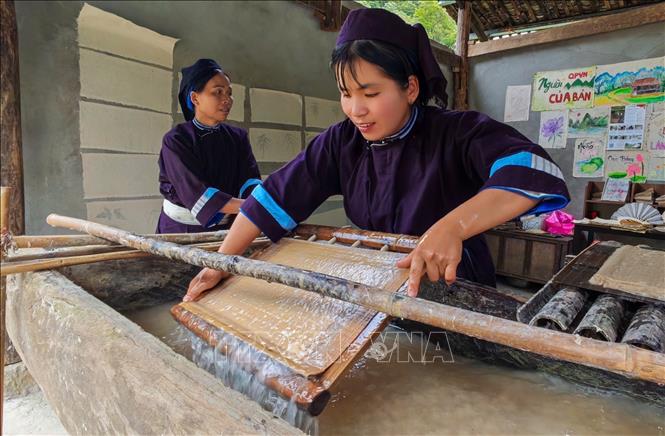 Người dân xóm Dìa Trên, xã Quảng Uyên đã khôi phục và phát triển nghề làm giấy bản để phục vụ khách du lịch. Ảnh: Quốc Đạt - TTXVN
