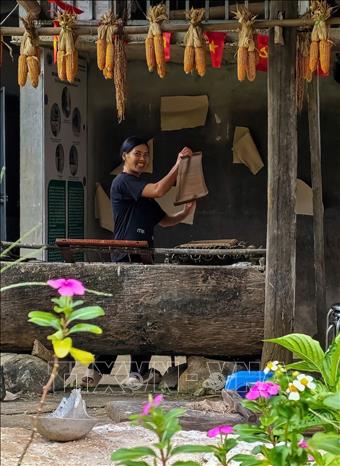 Người dân xóm Dìa Trên, xã Quảng Uyên đã khôi phục và phát triển nghề làm giấy bản để phục vụ khách du lịch. Ảnh: Quốc Đạt - TTXVN
