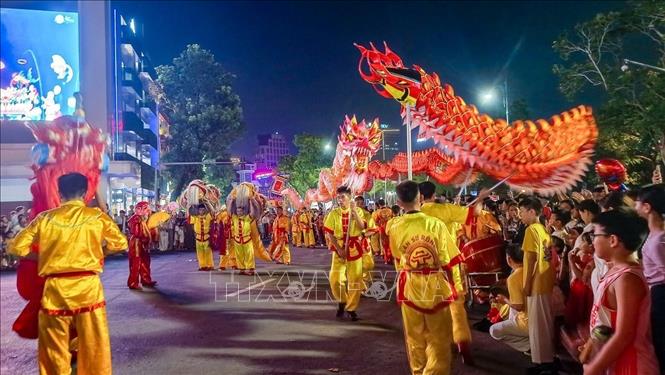 The traditional Dragon dance performance brings a vibrant atmosphere at the 'Mid-Autumn Full Moon Festival 2026' on Hoan Kiem Lake, Hanoi. VNA Photo