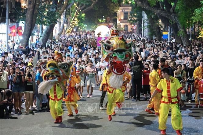 The traditional Lion dance performance attracts attention during the 'Mid-Autumn Full Moon Festival 2026 on Hoan Kiem Lake, Hanoi. VNA Photo