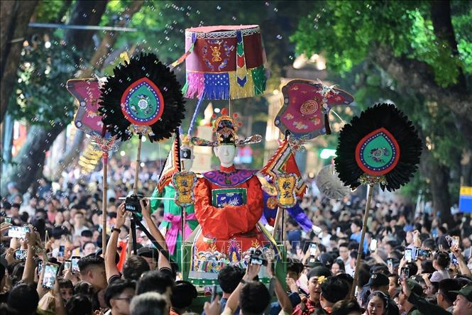 The procession attracts a lot of people in the Mid-Autumn Festival on Hoan Kiem Lake, Hanoi. VNA Photo