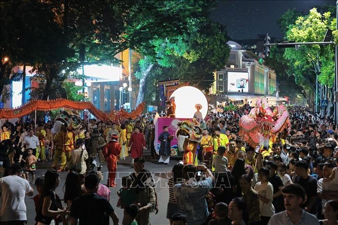 The procession attracts a lot of people in the Mid-Autumn Festival on Hoan Kiem Lake, Hanoi. VNA Photo