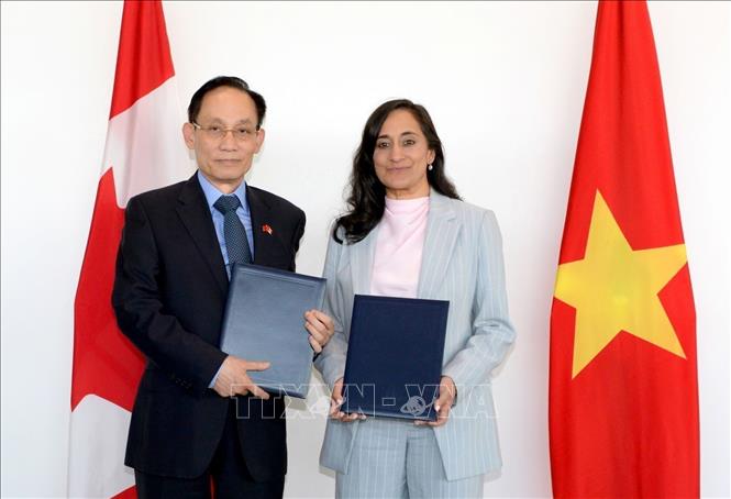 Bộ trưởng Ngoại giao Lê Hoài Trung với Bộ trưởng Ngoại giao Canada Anita Anand. Ảnh: TTXVN phát
