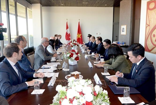 Bộ trưởng Ngoại giao Lê Hoài Trung hội đàm với Bộ trưởng Ngoại giao Canada Anita Anand. Ảnh: TTXVN phát
