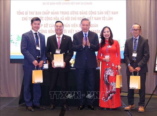 Tổng Bí thư, Chủ tịch nước Tô Lâm tặng quà cho các đại biểu. Ảnh: Thống Nhất – TTXVN
