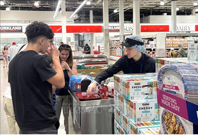 Khách hàng dùng thử đồ uống tại một cửa hàng Costco ở bang Virginia. Ảnh: Đoàn Hùng - P/v TTXVN tại Mỹ
