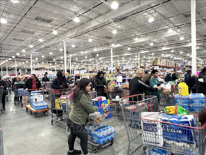 Người dân xếp hàng chờ thanh toán tại một cửa hàng Costco ở bang Maryland. Ảnh: Đoàn Hùng - P/v TTXVN tại Mỹ