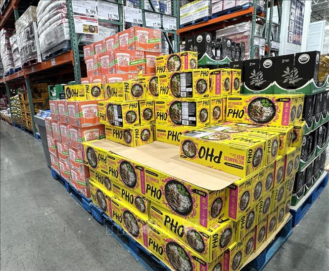 Phở ăn liền của Việt Nam được bày bán tại Costco, cho thấy sự hiện diện của thực phẩm Việt Nam trong hệ thống bán lẻ tại Mỹ. Ảnh: Đoàn Hùng - P/v TTXVN tại Mỹ