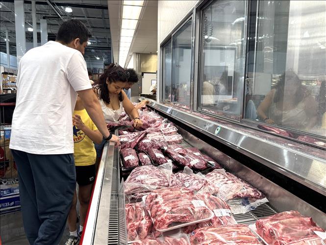 Khách hàng lựa chọn các sản phẩm thịt tại quầy thực phẩm tươi sống của Costco tại bang Virginia. Ảnh: Đoàn Hùng - P/v TTXVN tại Mỹ