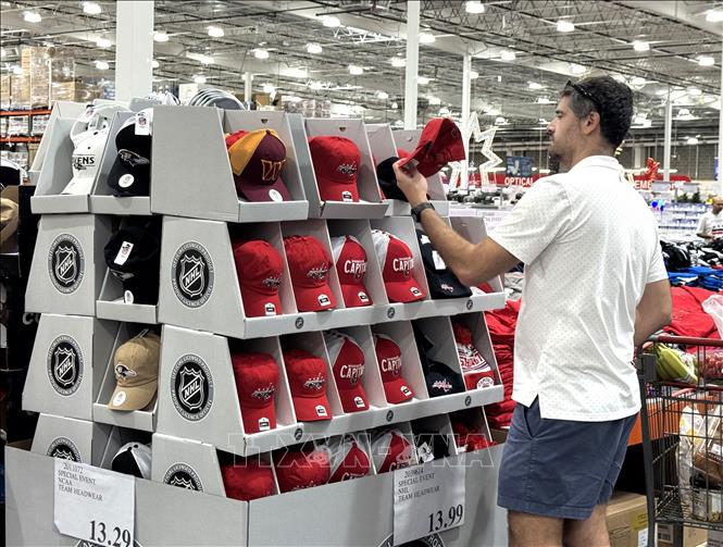 Các sản phẩm mũ thể thao được bày bán tại một cửa hàng của Costco, trong đó có nhiều mẫu mang biểu tượng của các đội thể thao địa phương. Ảnh: Đoàn Hùng - P/v TTXVN tại Mỹ