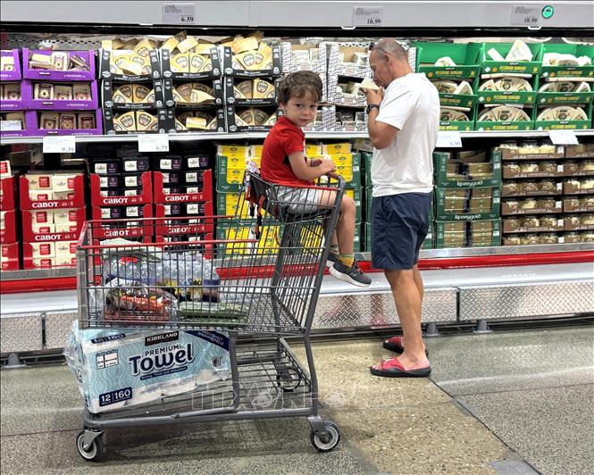 Khách hàng lựa chọn sản phẩm phô mai tại khu vực thực phẩm của một cửa hàng Costco tại bang Maryland. Ảnh: Đoàn Hùng - P/v TTXVN tại Mỹ