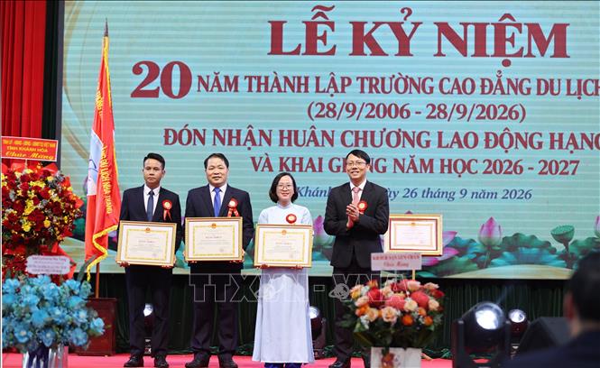 Phó Chủ tịch UBND tỉnh Khánh Hòa Nguyễn Thanh Hà tặng bằng khen chúc mừng nhà trường. Ảnh Đặng Tuấn-TTXVN 