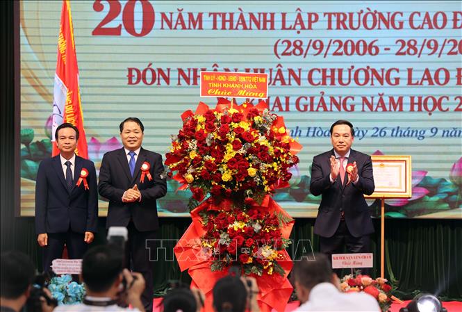 Phó Bí thư tỉnh ủy Khánh Hòa Hồ Xuân Trường tặng hoa chúc mừng nhà trường. Ảnh: Đặng Tuấn -TTXVN 